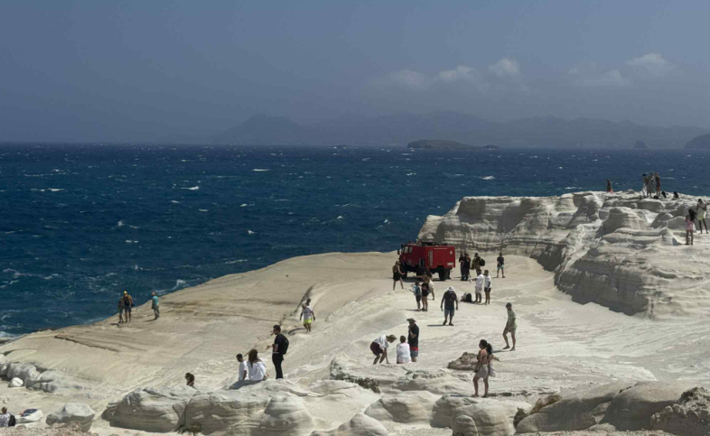 Τραγωδία στη Μήλο: Δύο νεκροί από πνιγμό στο Σαρακήνικο – Προσπάθησαν να βγάλουν selfie και έπεσαν στην θάλασσα [βίντεο]