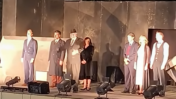 «Πάμε να ερμηνεύσουμε και μας κράζουν» – Ο εκνευρισμός του Βλαδίμηρου Κυριακίδη για την φασαρία μέσα στην παράσταση του στα Χανιά [βίντεο]