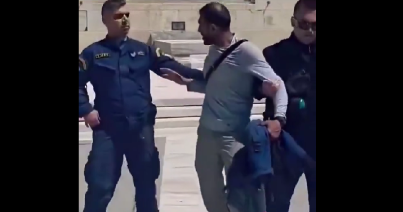 Πλεύρης για μετανάστη που έβριζε Εύζωνες: «Καμία ανοχή σε τέτοιες συμπεριφορές»