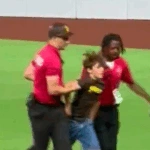 Επεισόδιο σε αγώνα μπέιζμπολ: Σεκιούριτι ακινητοποίησαν βίαια ανήλικο «εισβολέα» – Οργή από το πλήθος [βίντεο]