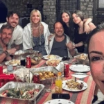 Χάρης Βαρθακούρης: Οικογενειακή φωτογραφία από τις διακοπές στην Πάρο με τον Γιάννη Πάριο και τα αγαπημένα του πρόσωπα