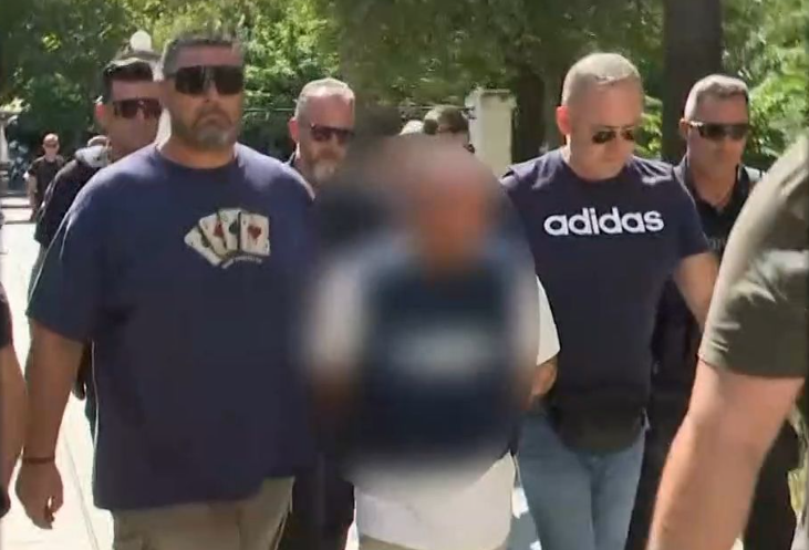 Βόλος: Με σκυμμένο κεφάλι στον εισαγγελέα ο 40χρονος – Προθεσμία για να απολογηθεί την Τρίτη – Κατηγορούμενος για ανθρωποκτονία από πρόθεση