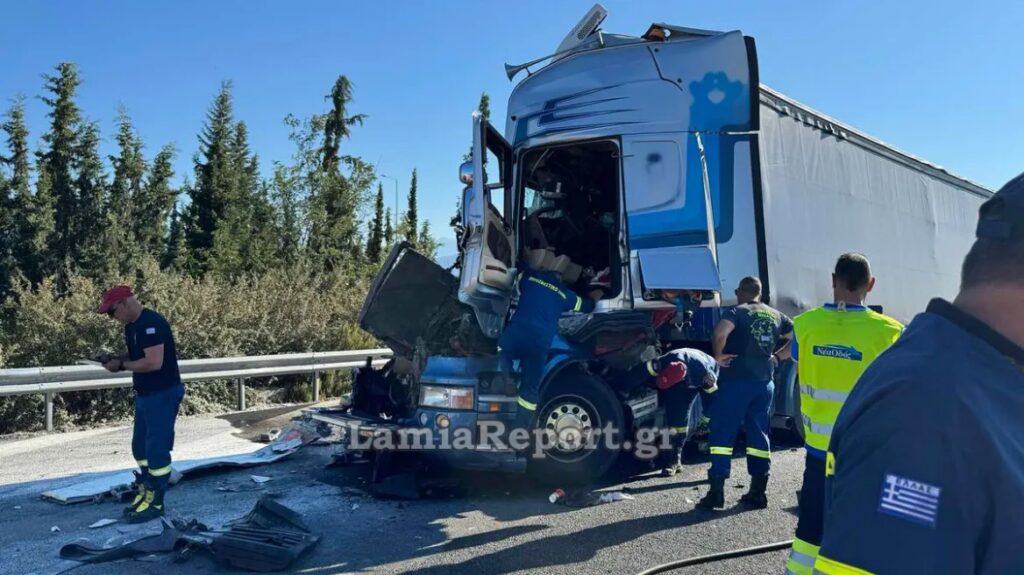 Τροχαίο με νταλίκες στη Λαμία, γέμισε αλεύρι η Εθνική Οδός
