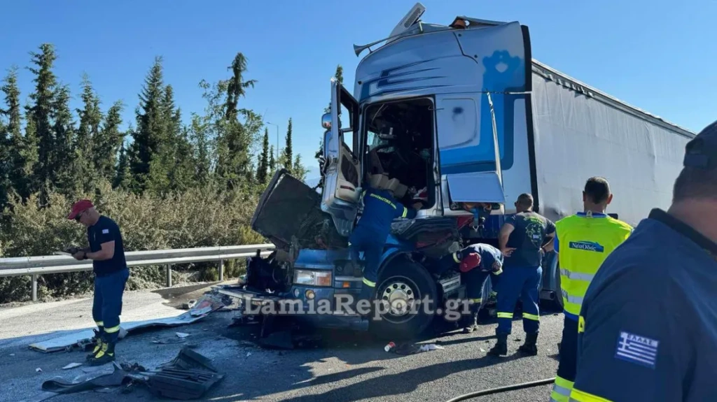 Τροχαίο με νταλίκες στη Λαμία, γέμισε αλεύρι η Εθνική Οδός