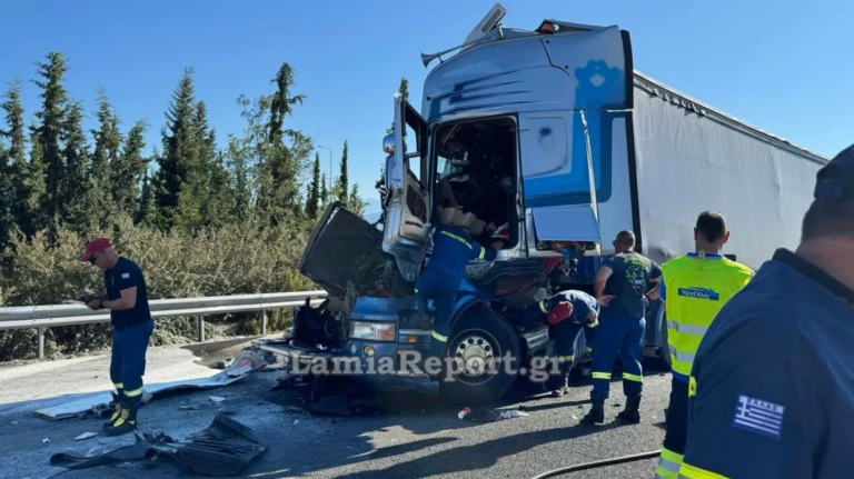 Τροχαίο με νταλίκες στη Λαμία, γέμισε αλεύρι η Εθνική Οδός