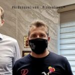 Απόστολος Βεσυρόπουλος: Βοήθησε να μπουν 2.000 απινιδωτές σε σχολεία και κοινότητες – Το μήνυμα από την ΜΚΟ «Τα Παιδιά Σώζουν Ζωές»