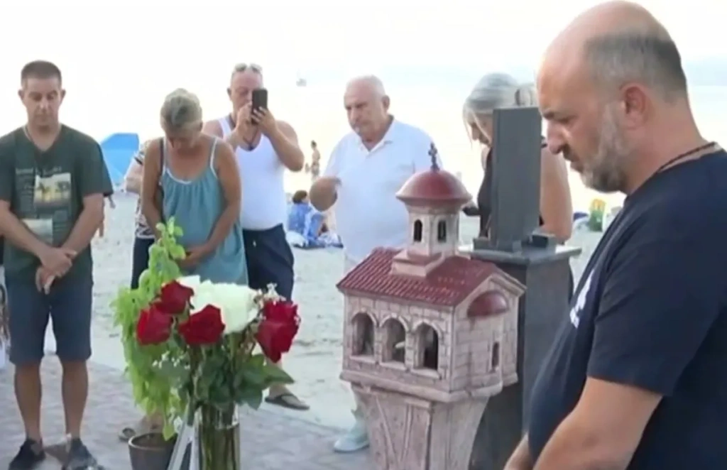 Χαλκιδική: Πραγματοποιήθηκε το μνημόσυνο του 19χρονου για τον έναν χρόνο από την τραγωδία στο λούνα παρκ