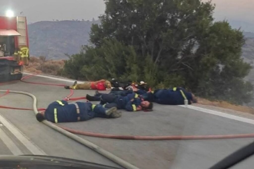 Φωτιά στη Χίο: Γροθιά στο στομάχι η φωτογραφία με εξαντλημένους πυροσβέστες να κοιμούνται 