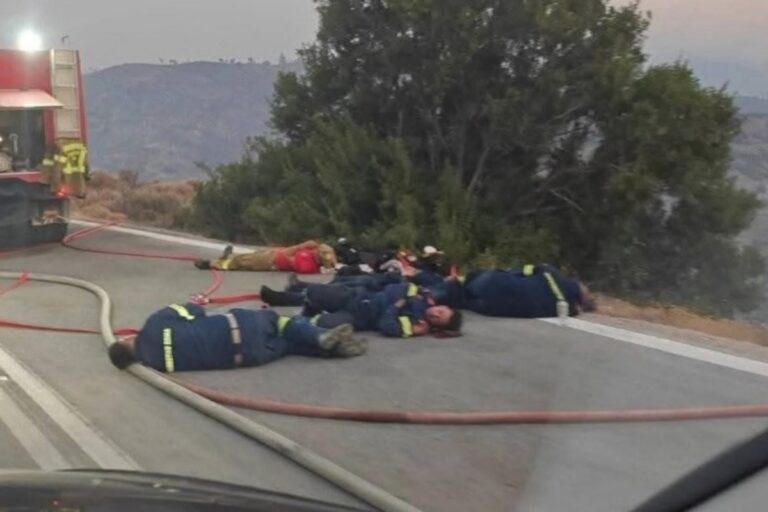 Φωτιά στη Χίο: Γροθιά στο στομάχι η φωτογραφία με εξαντλημένους πυροσβέστες να κοιμούνται