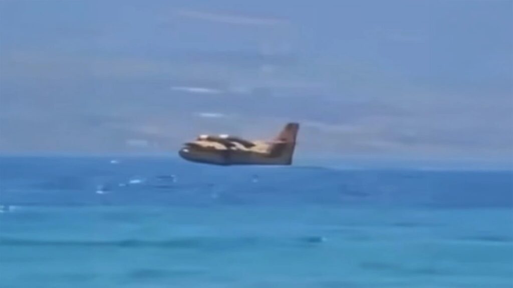 Η πτήση canadair που επιχειρεί στην Αχαΐα δίπλα από τη γέφυρα Ρίου-Αντιρρίου – Εντυπωσιακό βίντεο