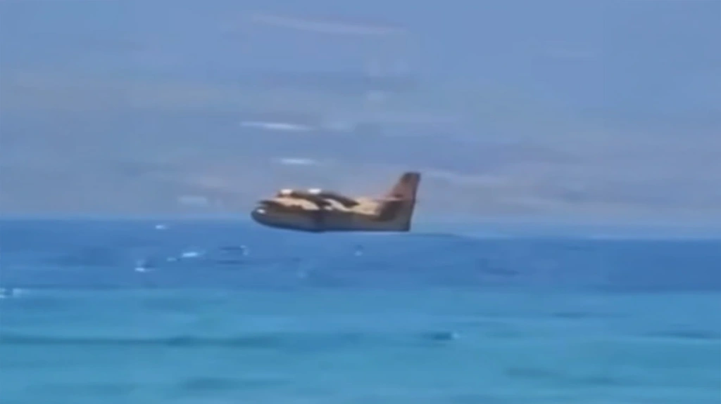 Η πτήση canadair που επιχειρεί στην Αχαΐα δίπλα από τη γέφυρα Ρίου-Αντιρρίου – Εντυπωσιακό βίντεο