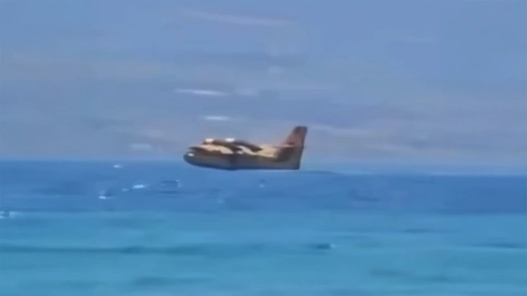 Η πτήση canadair που επιχειρεί στην Αχαΐα δίπλα από τη γέφυρα Ρίου-Αντιρρίου – Εντυπωσιακό βίντεο