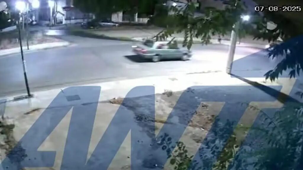 Ζεφύρι: Καρέ-καρέ η στιγμή που οδηγός αυτοκινήτου παρασύρει και εγκαταλείπει μηχανή