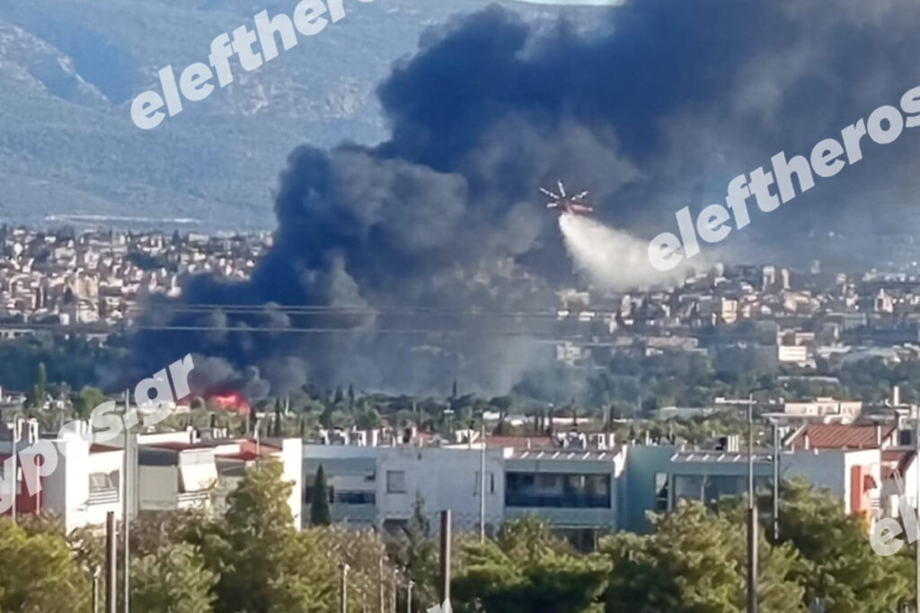 Μενίδι: Δείτε τις πρώτες εικόνες και βίντεο από τη μεγάλη φωτιά – Πού έχει διακοπεί η κυκλοφορ