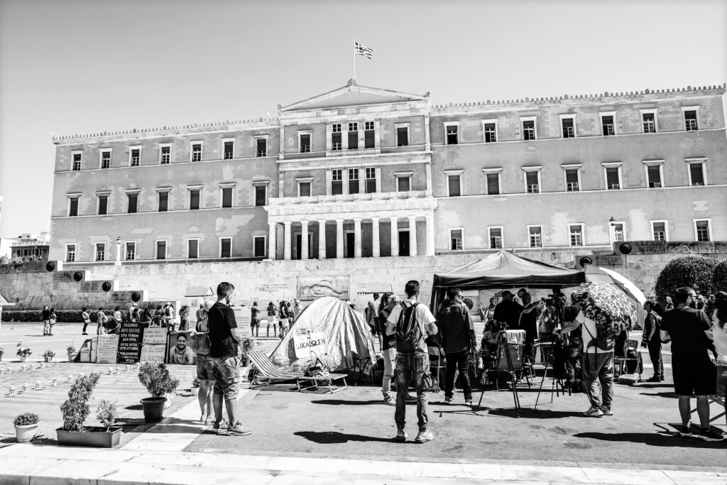 Αναλύοντας το σκηνικό που στήνεται στο Σύνταγμα
