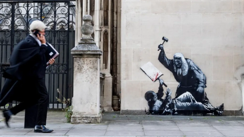 Χαμός με το νέο γκράφιτι του Banksy: Το έκανε στα Δικαστήρια του Λονδίνου