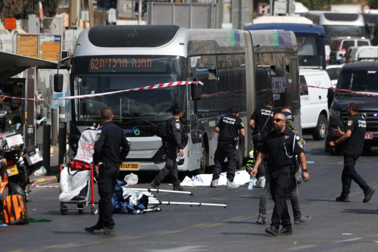 Ένοπλη επίθεση σε σταθμό λεωφορείων της Ιερουσαλήμ: Τέσσερις νεκροί και αρκετοί τραυματίες