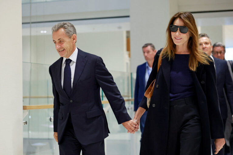 Κάρλα Μπρούνι: Η γυναίκα που δεν φεύγει από το πλευρό του Σαρκοζί ούτε στα δύσκολα