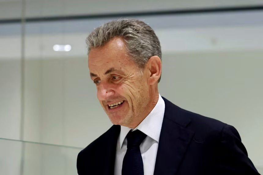 Νικολα Σαρκοζί: Αποφυλάκιση με βραχιολάκι προτείνει η εισαγγελέας – Το μεσημέρι αναμένεται η απόφαση