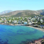 Ακίνητα: Γιατί οι αγοραστές ψάχνουν σπίτια στα παράλια της Αττικής [πίνακες]