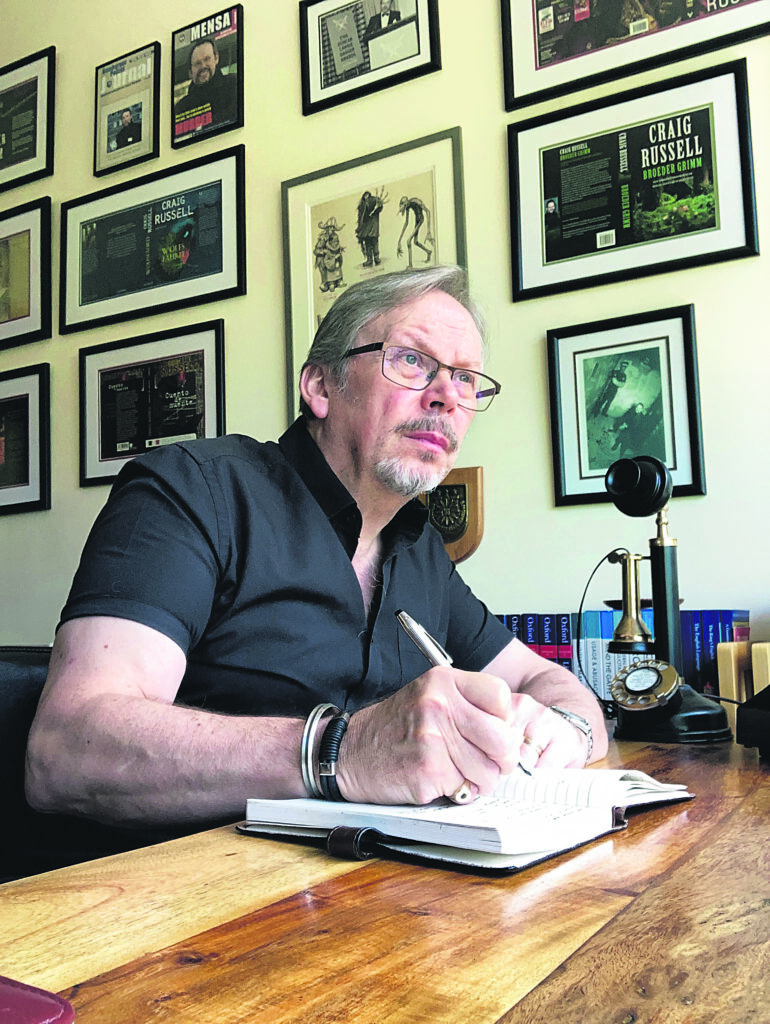 Craig Russell στον ΕΤ: «Υπάρχουν ακόμα “δαίμονες” που κρύβονται στο μυαλό μας»