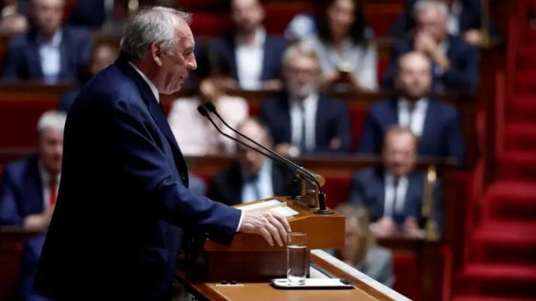 Γαλλία: Κατέρρευσε η κυβέρνηση Μπαϊρού – Παραιτείται ο πρωθυπουργός μετά την ήττα στη ψήφο εμπιστοσύνης – Ποια η επόμενη κίνηση Μακρόν