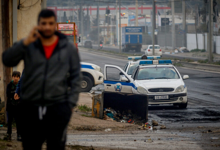 Αναβρασμός στους καταυλισμούς Ρομά για τους αστυνομικούς στους οικισμούς – «Θα πάμε στο Σύνταγμα με λεωφορεία»