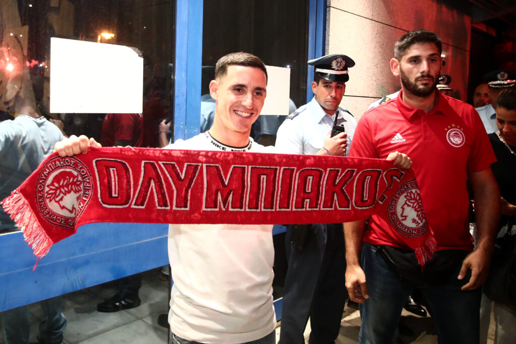 Ολυμπιακός: Πανζουρλισμός για τον «κοντό» – Χιλιάδες οπαδοί στην υποδοχή του Ποντένσε
