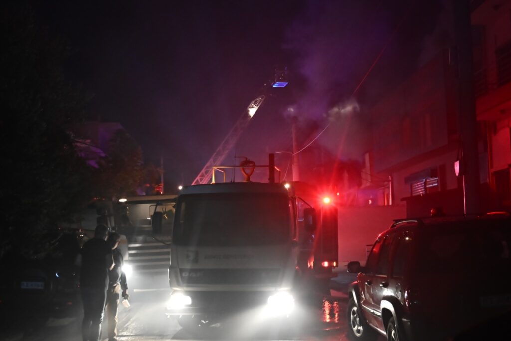 Φωτιά τώρα σε επιχείρηση στο Περιστέρι – Ένα άτομο με αναπνευστικά προβλήματα στο νοσοκομείο