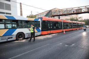 Σύγκρουση τραμ με λεωφορείο στον Πειραιά – 30 ελαφρά τραυματίες