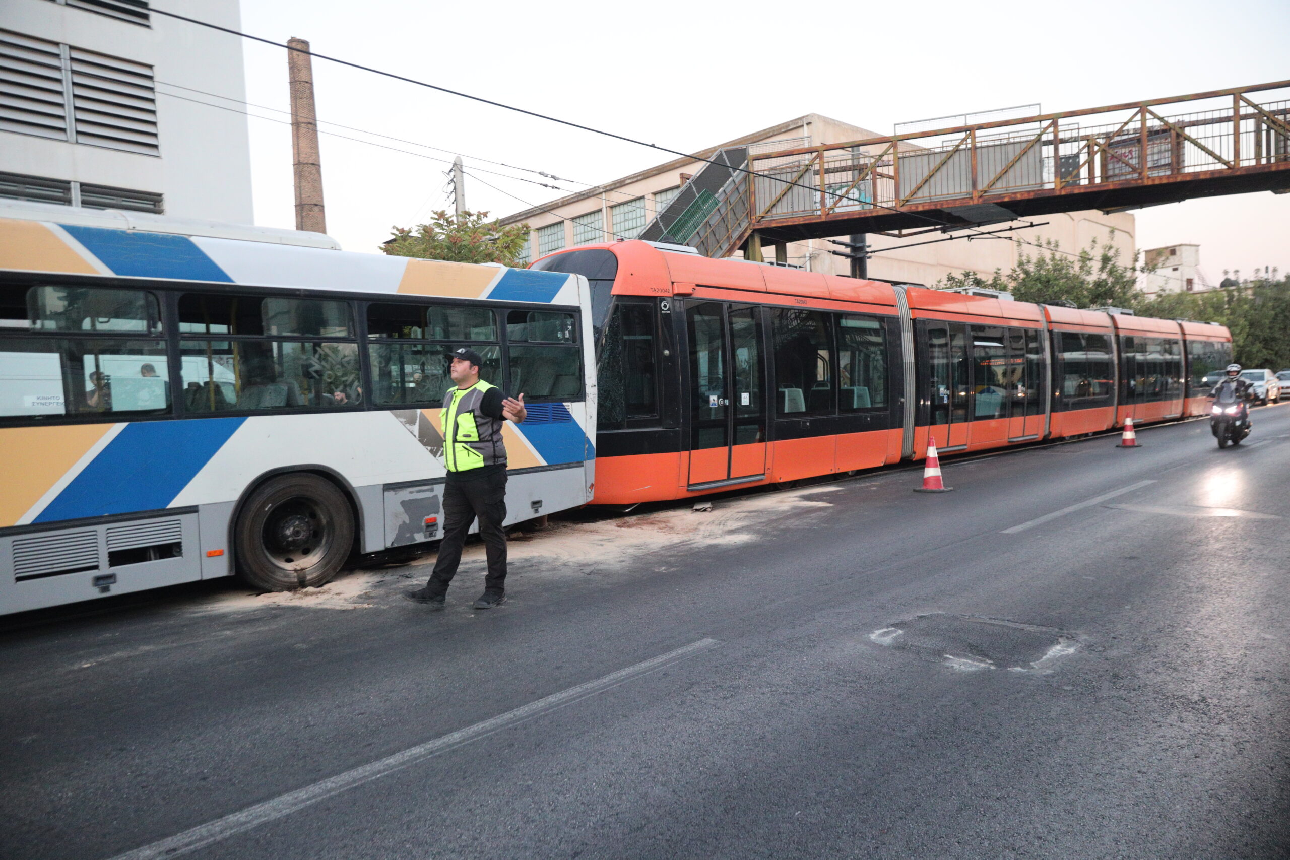 Σύγκρουση τραμ με λεωφορείο στον Πειραιά – 30 ελαφρά τραυματίες