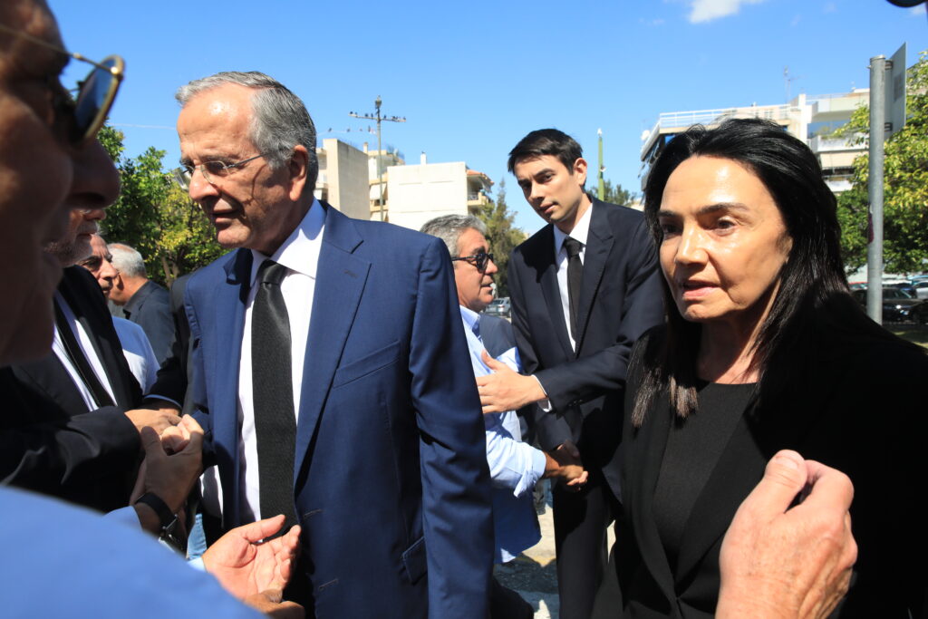 Σε κλίμα συγκίνησης το μνημόσυνο της Λένας Σαμαρά – Παρών ο Αντώνης Σαμαράς και η οικογένεια τ