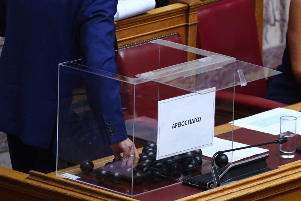 Κληρώθηκαν τα μέλη του Δικαστικού Συμβουλίου για την εξέταση της εμπλοκής Καραμανλή στα Τεμπη