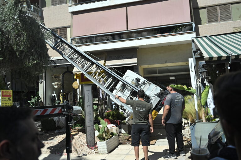 Γλυφάδα: Καρέ-καρέ η στιγμή που γερανοφόρο όχημα πέφτει σε κατάστημα