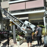 Ανατροπή γερανού στη Γλυφάδα: Έπεσε πάνω σε καφετέρια – Κυκλοφοριακό χάος σε κεντρική οδό