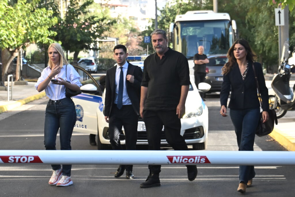 Βασίλης Μπισμπίκης: Αφέθηκε ελεύθερος – Αναβλήθηκε για τις 8 Οκτωβρίου η δίκη – «Δεν εγκ