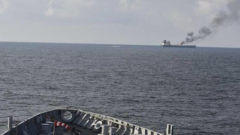 Επίθεση Χούθι σε φορτηγό πλοίο στον Κόλπο του Άντεν – Δύο τραυματίες