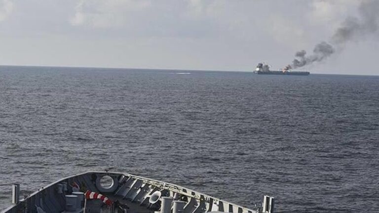 Επίθεση Χούθι σε φορτηγό πλοίο στον Κόλπο του Άντεν – Δύο τραυματίες