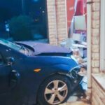 Τροχαίο στο Μεσολόγγι: Αυτοκίνητο «καρφώθηκε» σε κατάστημα – Ο οδηγός εγκατέλειψε το σημείο