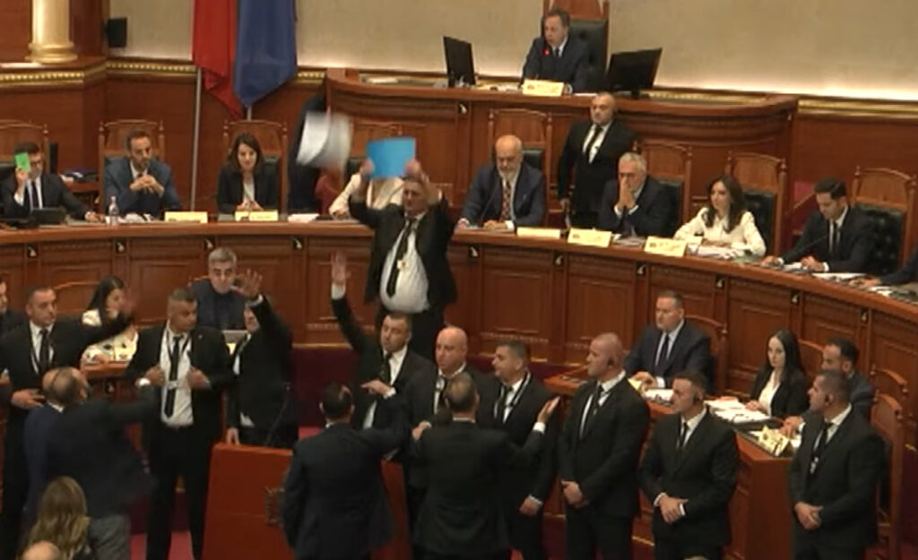 Ο κακός χαμός στην αλβανική Βουλή με την αδιάφθορη «Diella» [βίντεο]