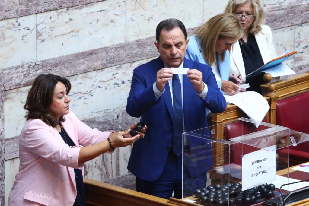 Τέμπη: Κληρώθηκαν τα μέλη του Δικαστικού Συμβουλίου για την υπόθεση Καραμανλή