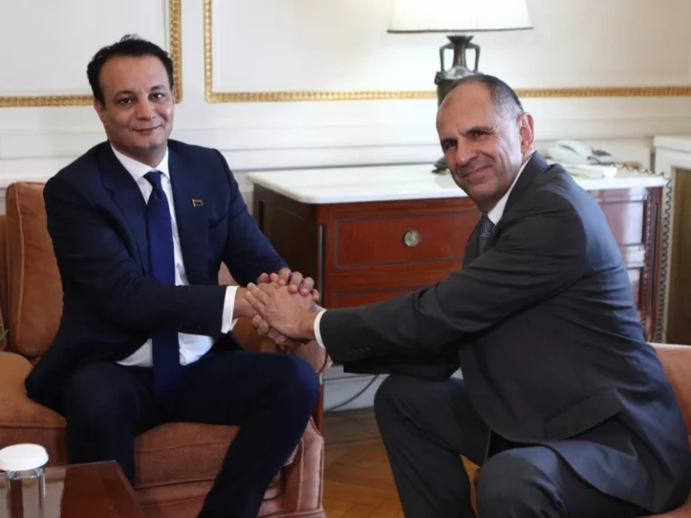 Συνάντηση Μητσοτάκη – Γεραπετρίτη με τον γιο του Χαφτάρ – «Επαναβεβαιώθηκαν οι ιστορικές σχέσεις Ελλάδας και Λιβύης»