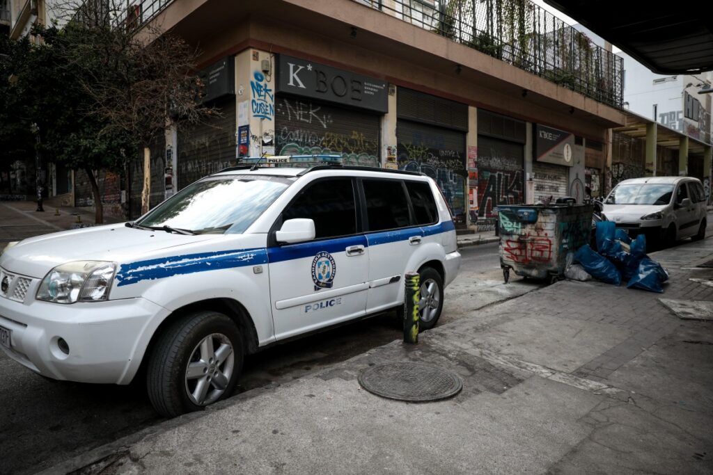 Λάρισα: Συνελήφθη ολόκληρη οικογένεια για ναρκωτικά – Κατασχέθηκαν χασίς, κοκαΐνη και πιστόλι