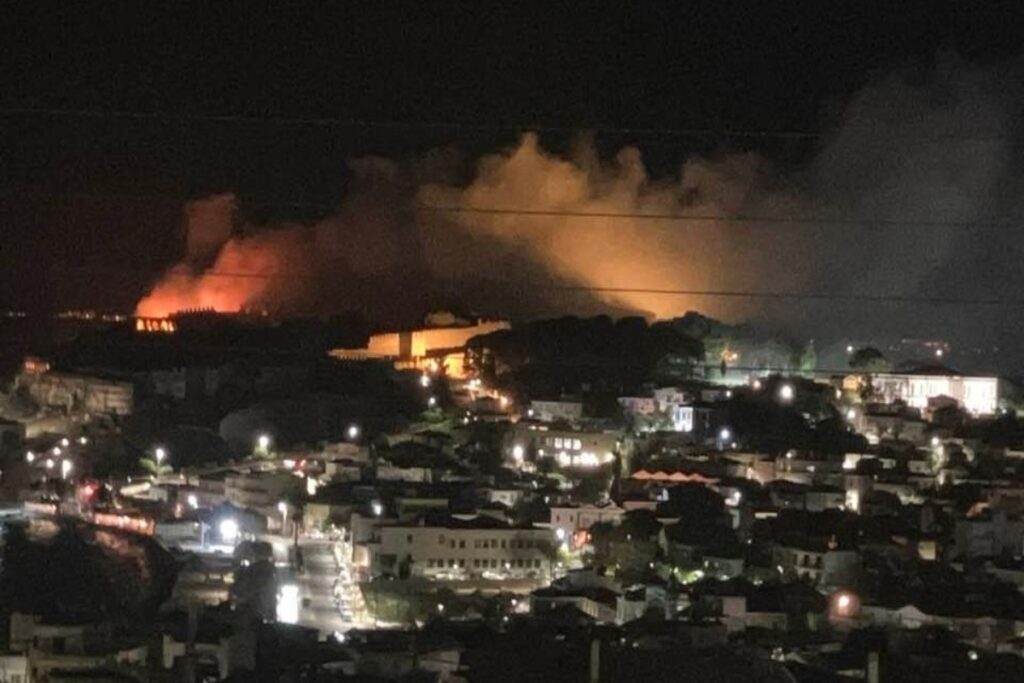 Φωτιά στη Μυτιλήνη – Καίγεται περιμετρικά το Κάστρο