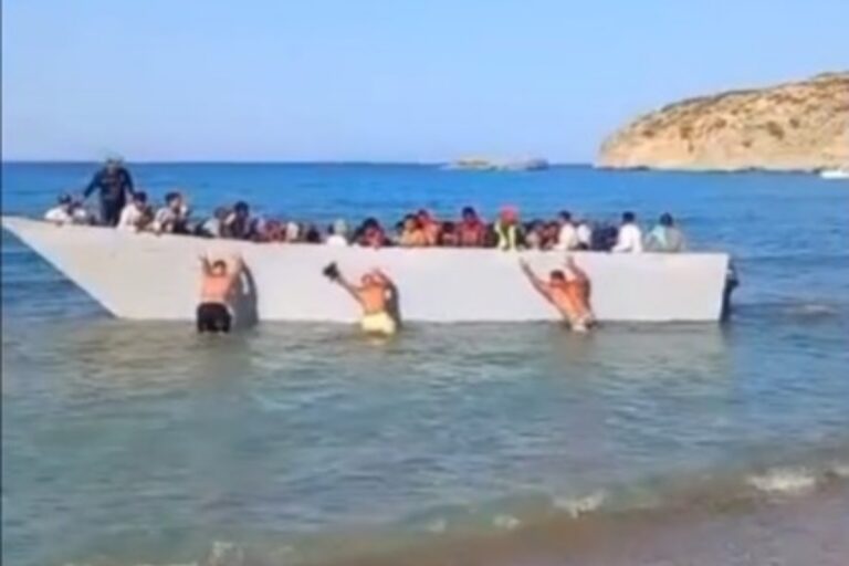 Κρήτη: Σταματημό δεν έχουν οι μεταναστευτικές ροές  – Λουόμενοι έδιωξαν βάρκα που έφτανε στη Γαύδο [Βίντεο]