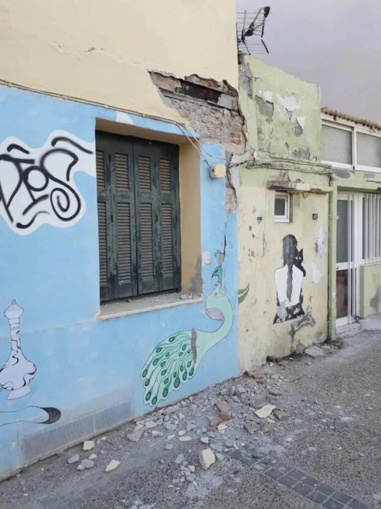 Ηράκλειο: Κατέρρευσε μπαλκόνι και μέρος κτιρίου – Ανησυχία για τους κάτοικους [εικόνες]