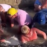 Πανικός σε παραλία: Παιδιά ούρλιαζαν για βοήθεια – Παγιδεύτηκαν σε τρύπα που έσκαψαν τα ίδια (βίντεο)