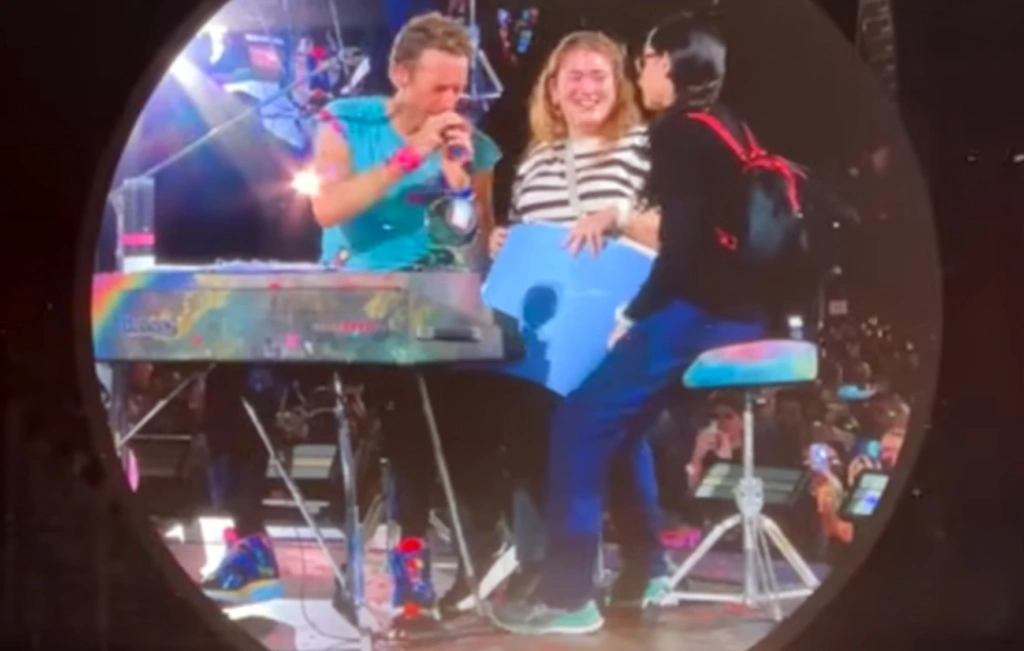 Coldplay: Ο Κρις Μάρτιν κατηγορείται για αντισημιτισμό – Κάλεσε Ισραηλινές στη σκηνή και μίλησε για «ίσους ανθρώπους στη Γη» (βίντεο)