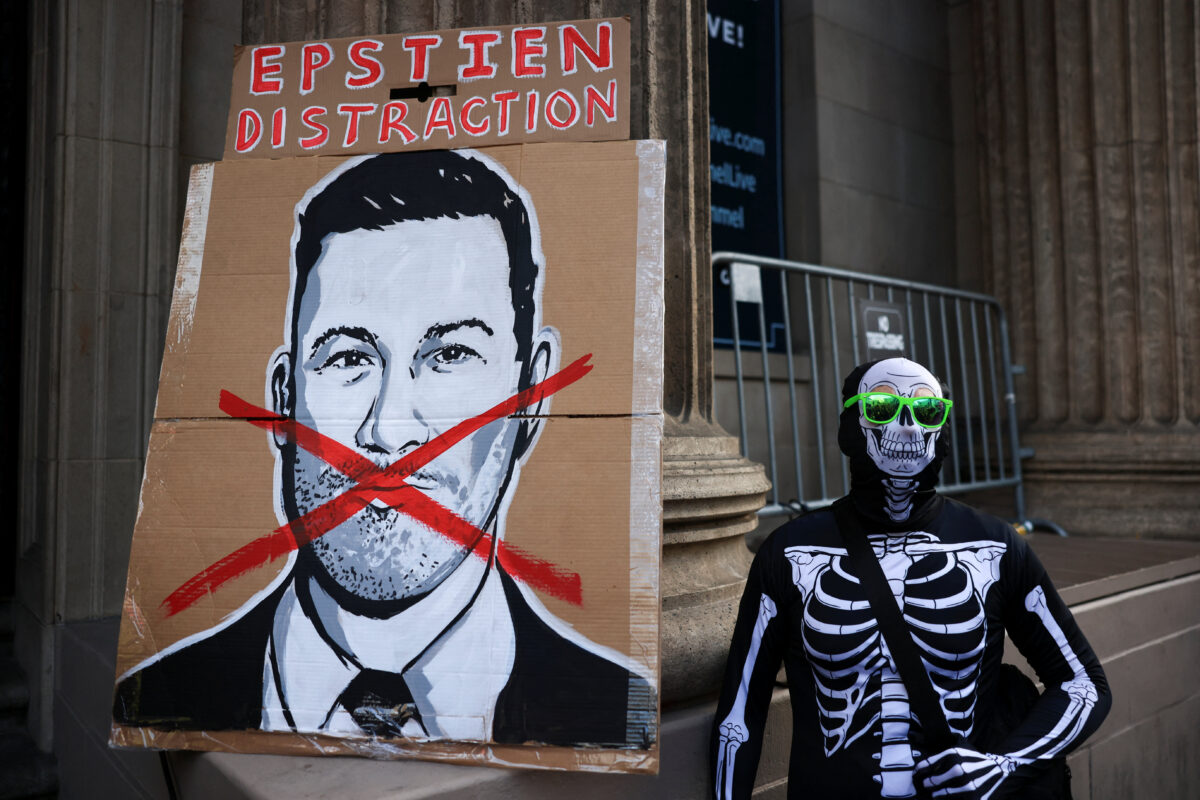 «Θύελλα» αντιδράσεων στις ΗΠΑ μετά τη διακοπή της εκπομπής του Κίμελ - O Τραμπ απειλεί να τιμωρήσει και άλλους επικριτές του