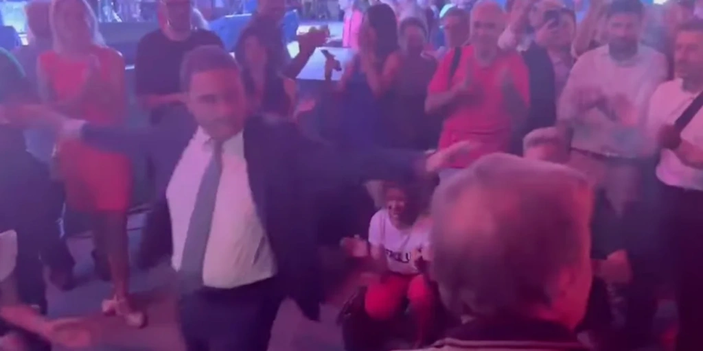 Κώστας Τσουκαλάς: Viral το ζεϊμπέκικο στο Ζάππειο [βίντεο]